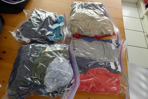 Keep clothes dry in Ziploc bags. #tentsntrees